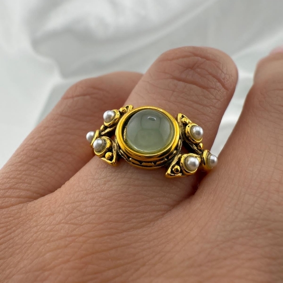 Vintage Elegant Gold and Green Stone Adjustable Ring - Picture 5 of 5
